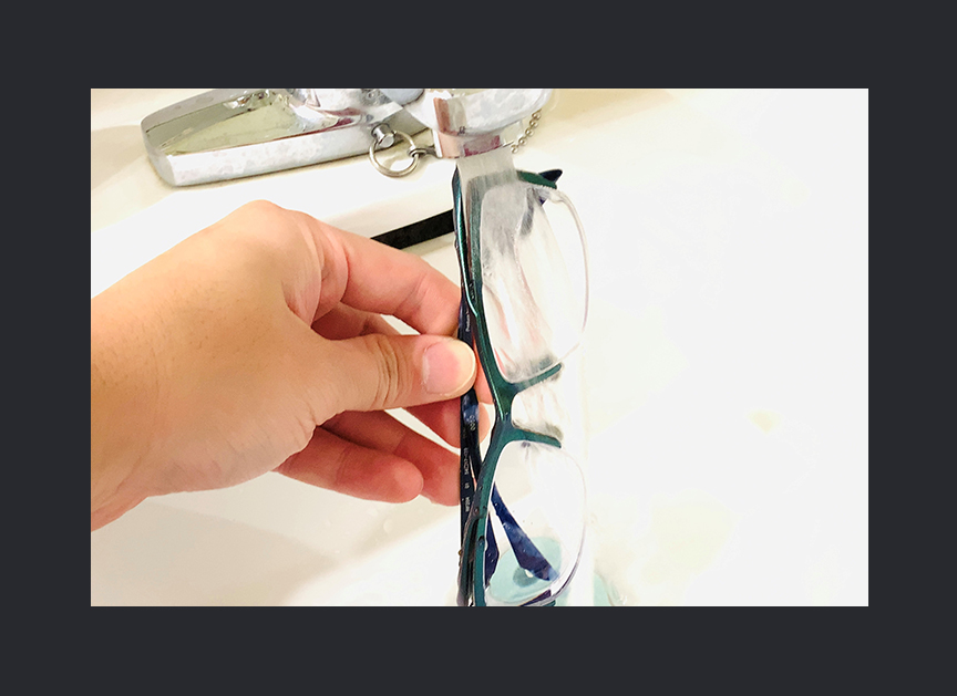 POINT 01 メガネは『水洗い』をすべし！